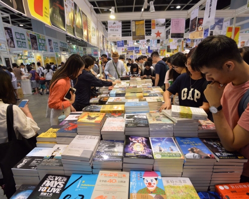書展踏入第6天，有書商指今年銷情比去年及前年好。黃賢創攝