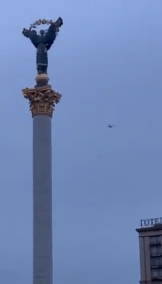 網片顯示，一架無人機飛越在基輔上空。