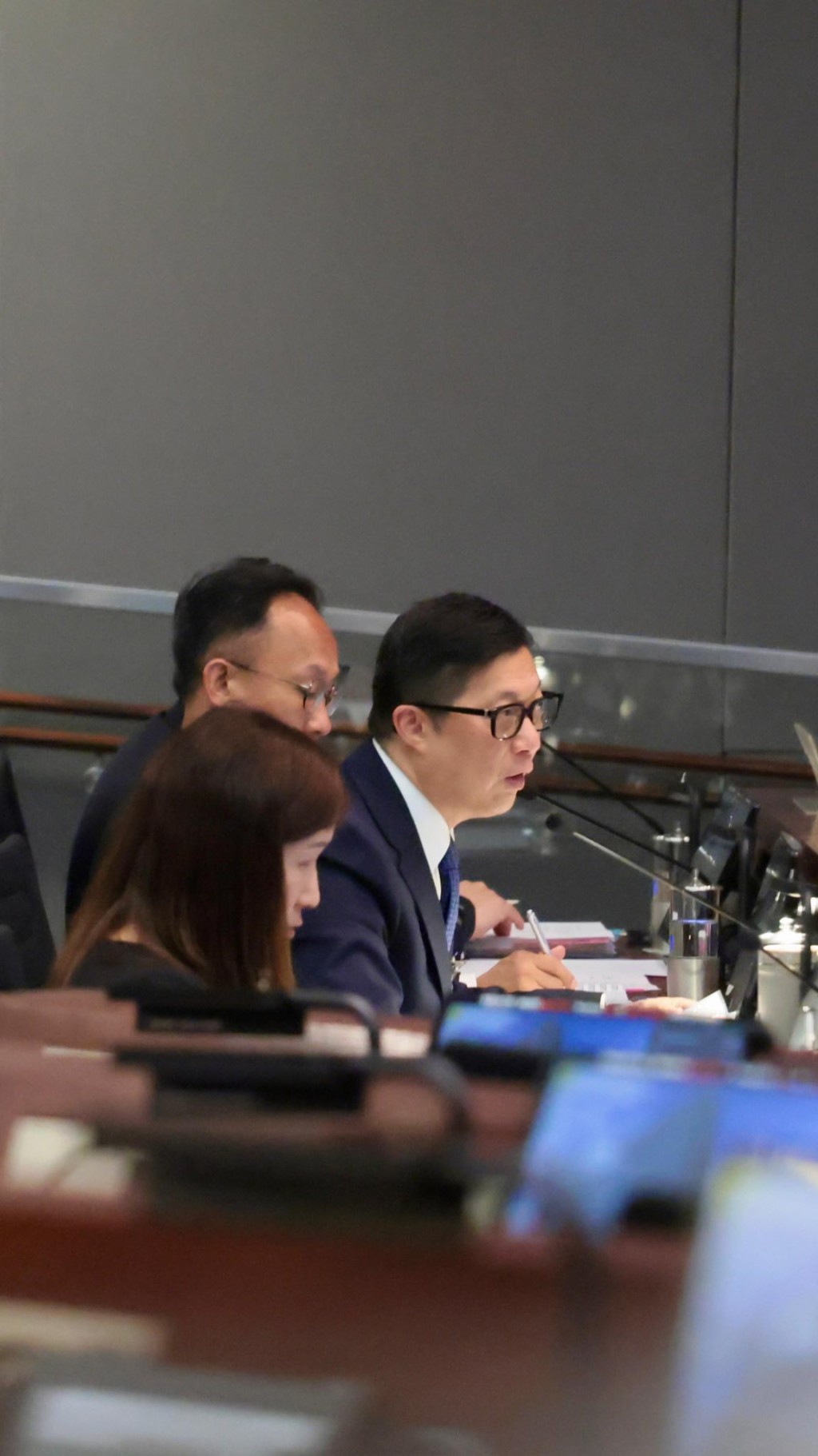 保安局局長鄧炳強在立法會解說政策、回應議員提問。鄧炳強fb