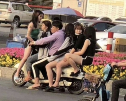 東莞男鐵騎同時載5名女子成網絡熱話。(網圖)