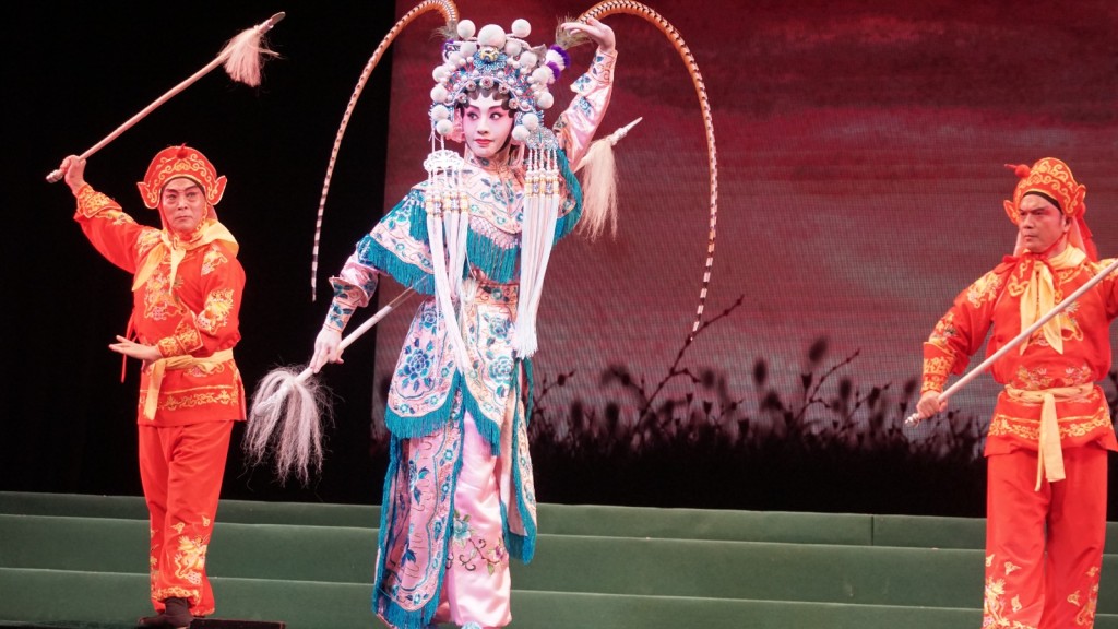 現時香港的粵劇人員培訓，主要來自演藝學院及八和會館等較大型的粵劇機構，每年帶來近百新人入行。