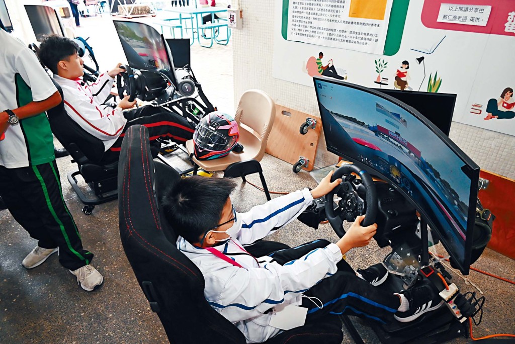 同學體驗第一身視覺(FPV)模擬賽車。