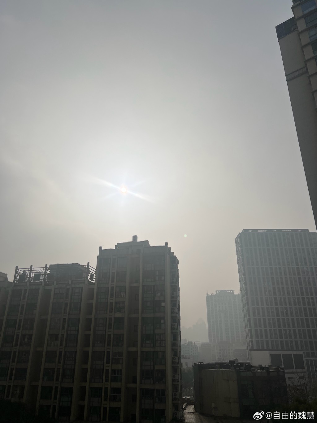 强雾霾天气影响下，上海户外能见度极差，当局提醒民众非必要勿户外活动。微博