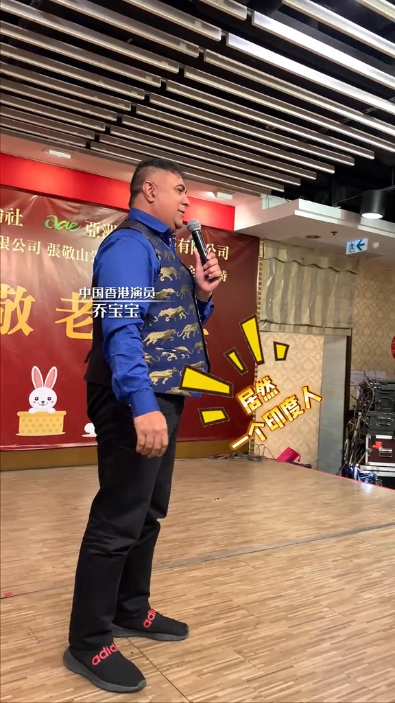 他在台上高唱《勇敢的中国人》，感激中华民族给他的一切，得到不少观众的掌声。
