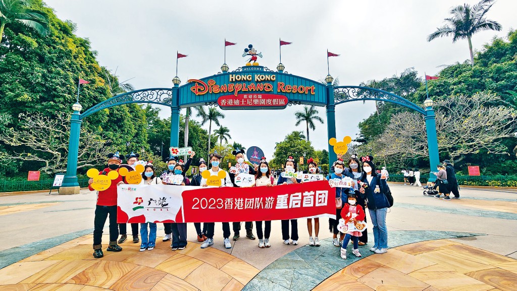 內地首發旅行團先到迪士尼樂園遊玩。 