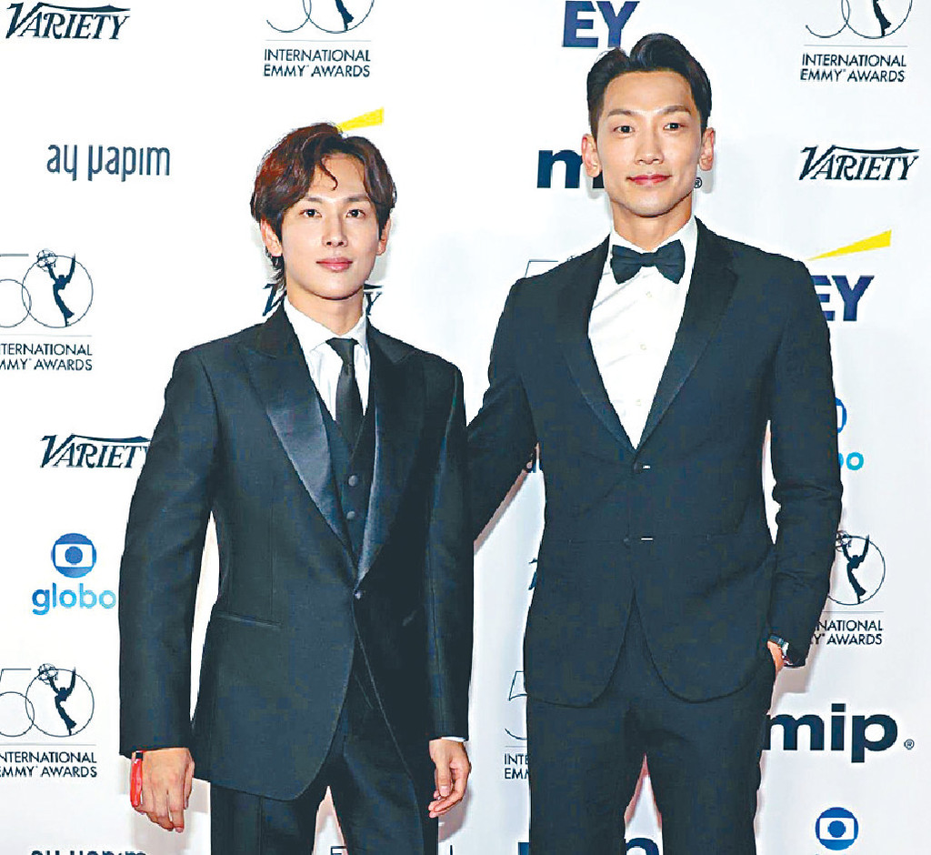 ■Rain(右)及任時完獲邀出席「國際艾美獎」。 ■Rain(右)及任時完獲邀出席「國際艾美獎」。