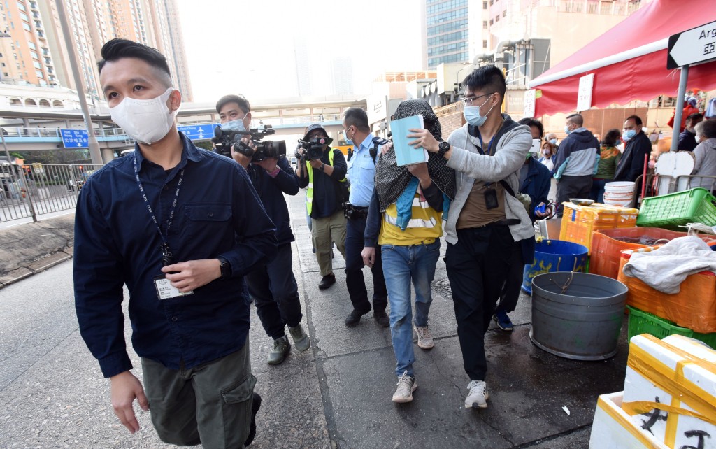 意外后警方带走部分工人调查。资料图片