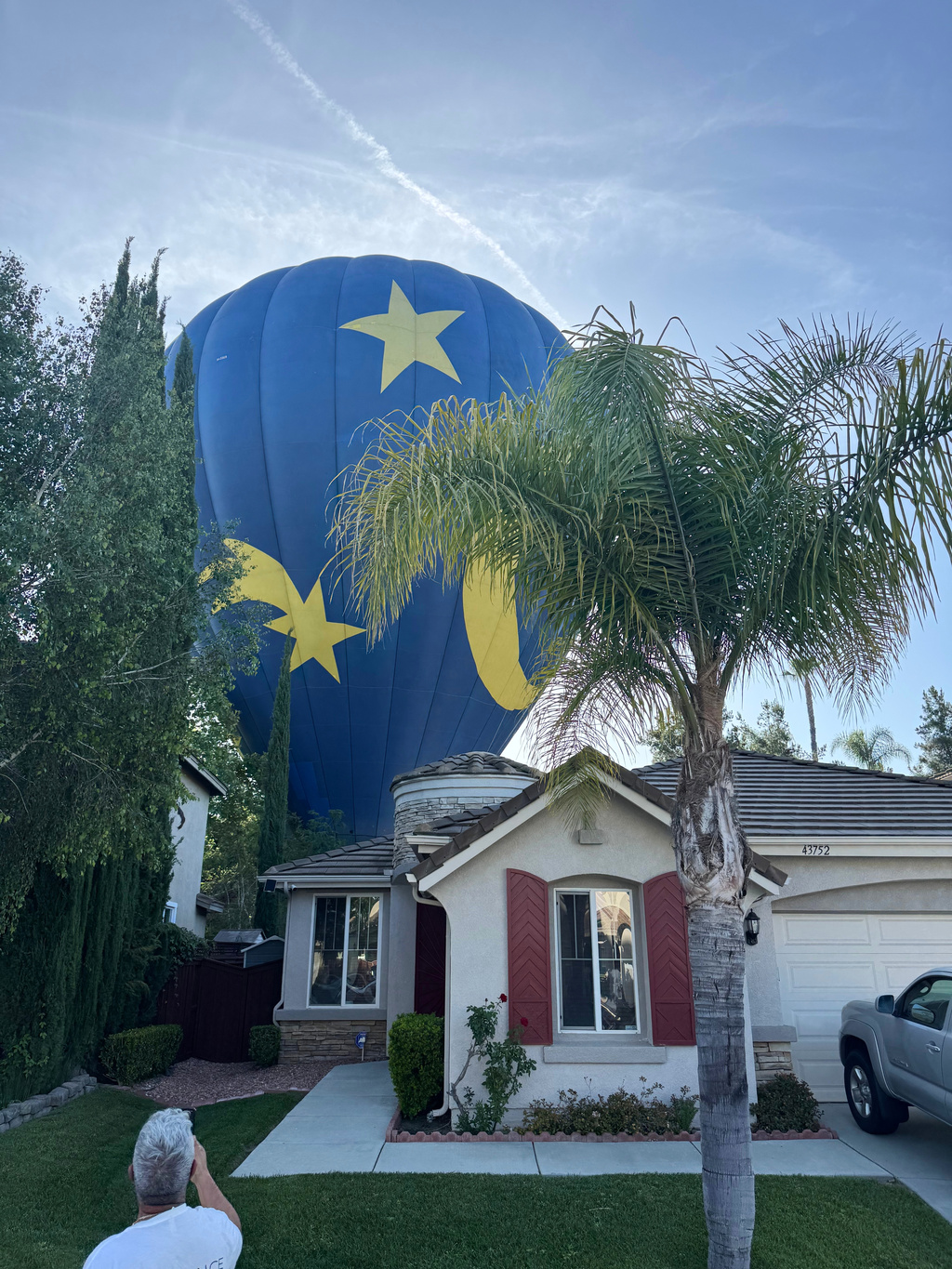 熱氣球因為當地風力減弱，導致無法維持高度並耗盡燃料，飛行員因此決定緊急降落。(Hunter Perrin via AP) 