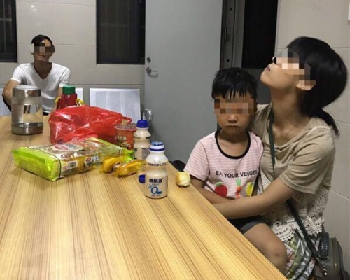 丈夫及兒子一臉無奈,妻子仍心生不忿。