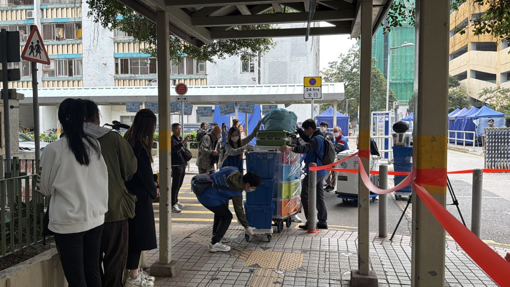 宏福苑居民陆续接获一户一社工联络上楼安排。资料图片