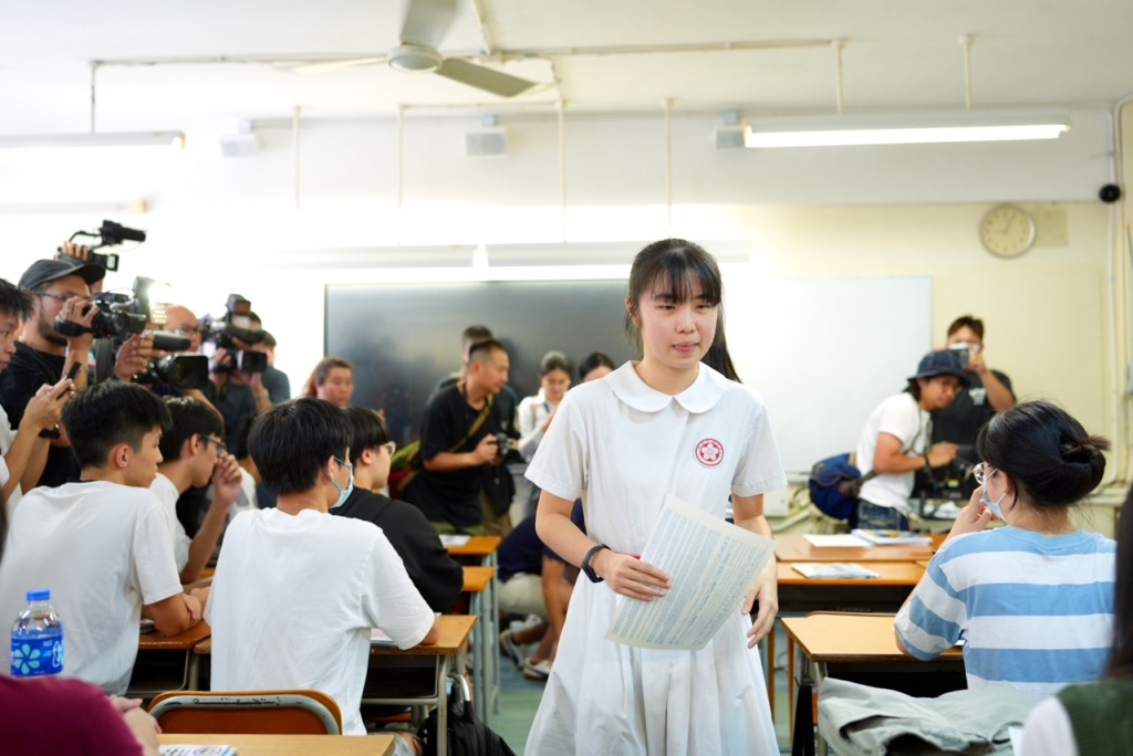 香港中国妇女会中学首位女状元姚臻怡领取成绩单。刘骏轩摄