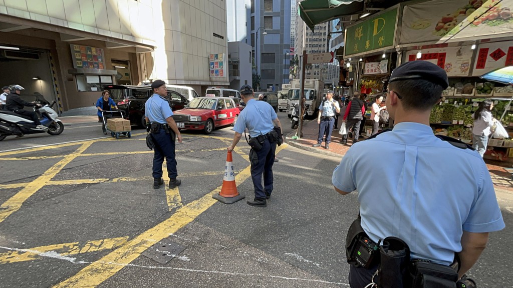 警方在場深入調查。楊偉亨攝 警方在場深入調查。楊偉亨攝