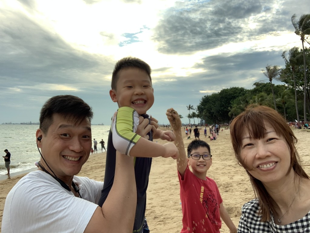 因為新加坡的天氣酷熱,Eunice稱當地家長幾乎都會替小朋友報名參加游泳課,她與丈夫也會帶兒子到海灘游泳。 因為新加坡的天氣酷熱,Eunice稱當地家長幾乎都會替小朋友報名參加游泳課,她與丈夫也會帶兒子到海灘游泳。