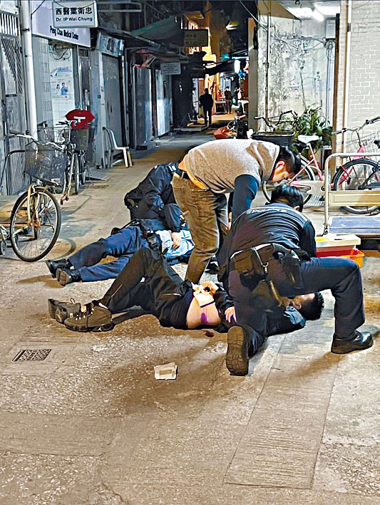 菲漢與一名警員均受傷倒地。