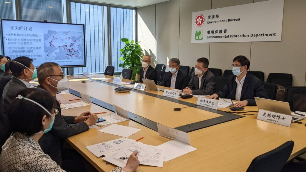 環保署副署長徐浩光（右三）向專家組介紹污水監測計畫。政府新聞處