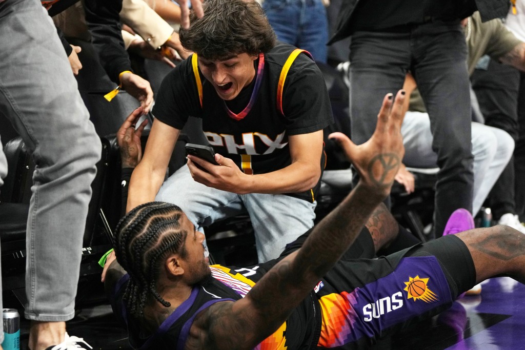 谢伦格连虽命中绝杀三分后与球迷庆祝。AP 谢伦格连虽命中绝杀三分后与球迷庆祝。AP