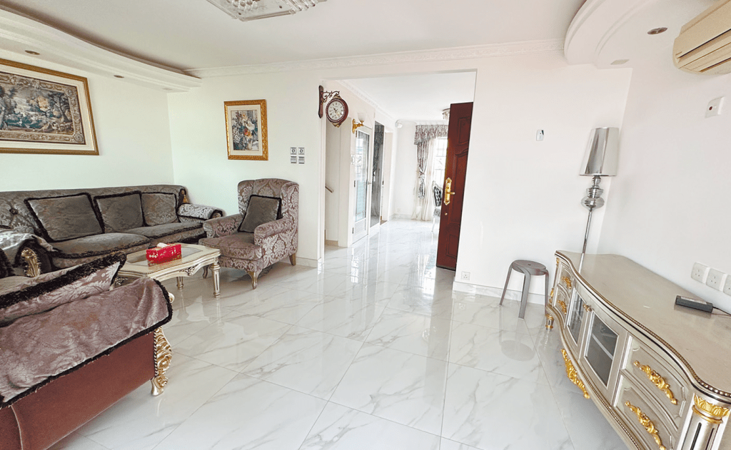 客廳鋪設白色雲石地磚，配置歐式風格的家具，打造出高雅的格調。