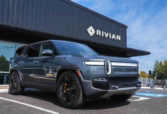 Rivian一輛電動SUV停在德州廠房外。網上圖片
