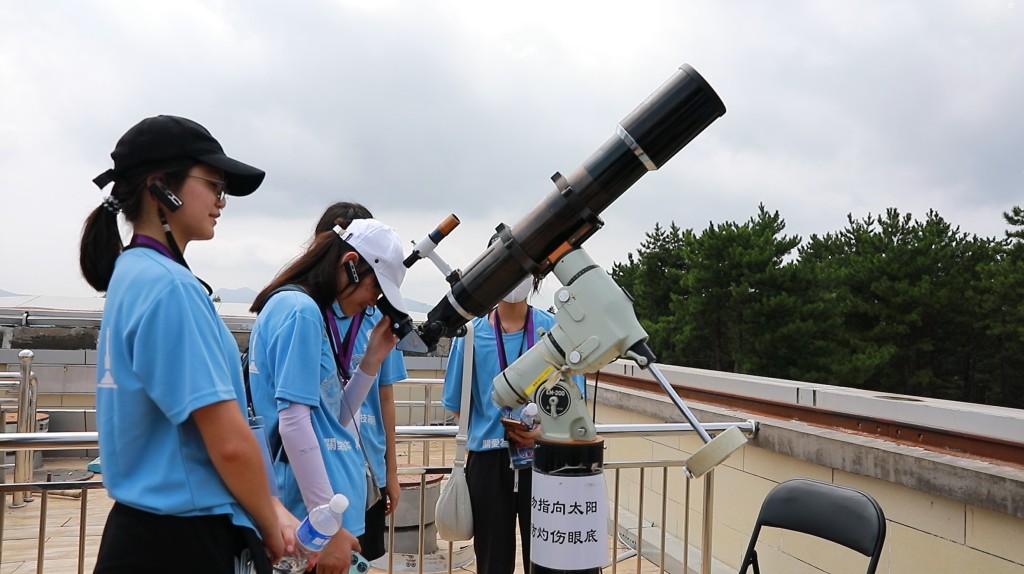 善德基金会考察团的学生，到访中国科学院国家天文台兴隆观测基地。(善德基金会提供)