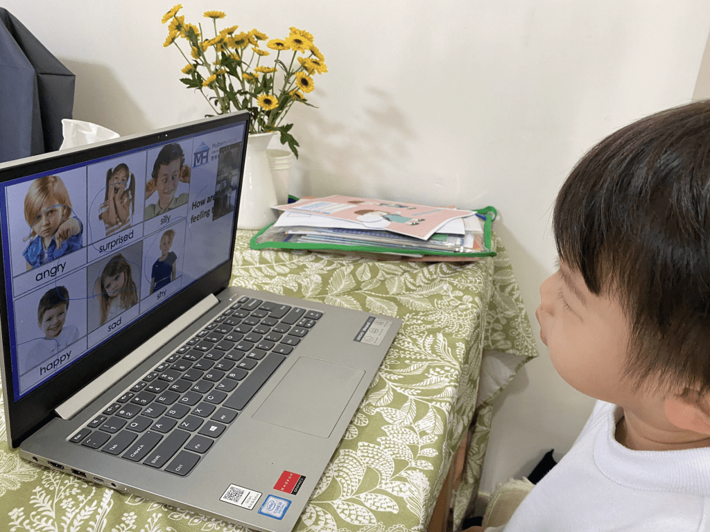 叶嘉琦提醒家长尽量别让孩子躺在床上上课。