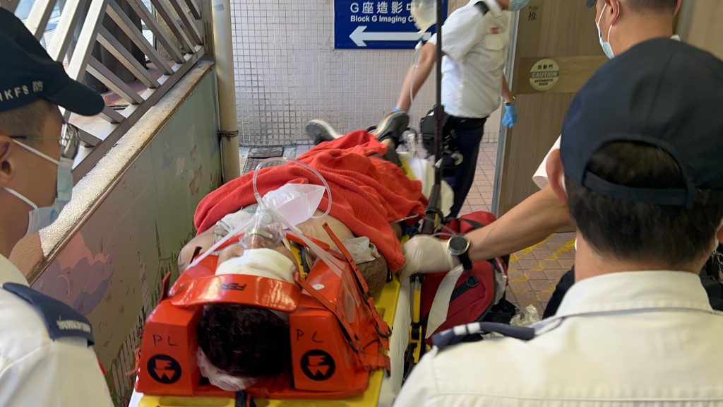 將軍澳中心男工遭石屎擊中 昏迷送院。楊偉亨攝
