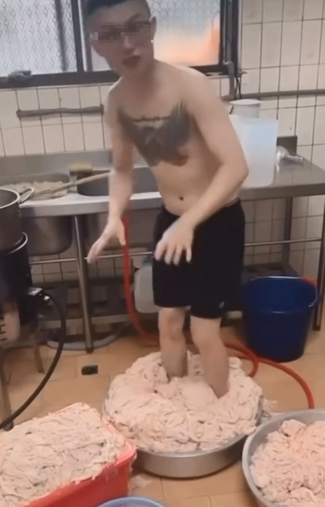 一名員工裸露上半身,腳踩雞皮。Threads 一名員工裸露上半身,腳踩雞皮。Threads