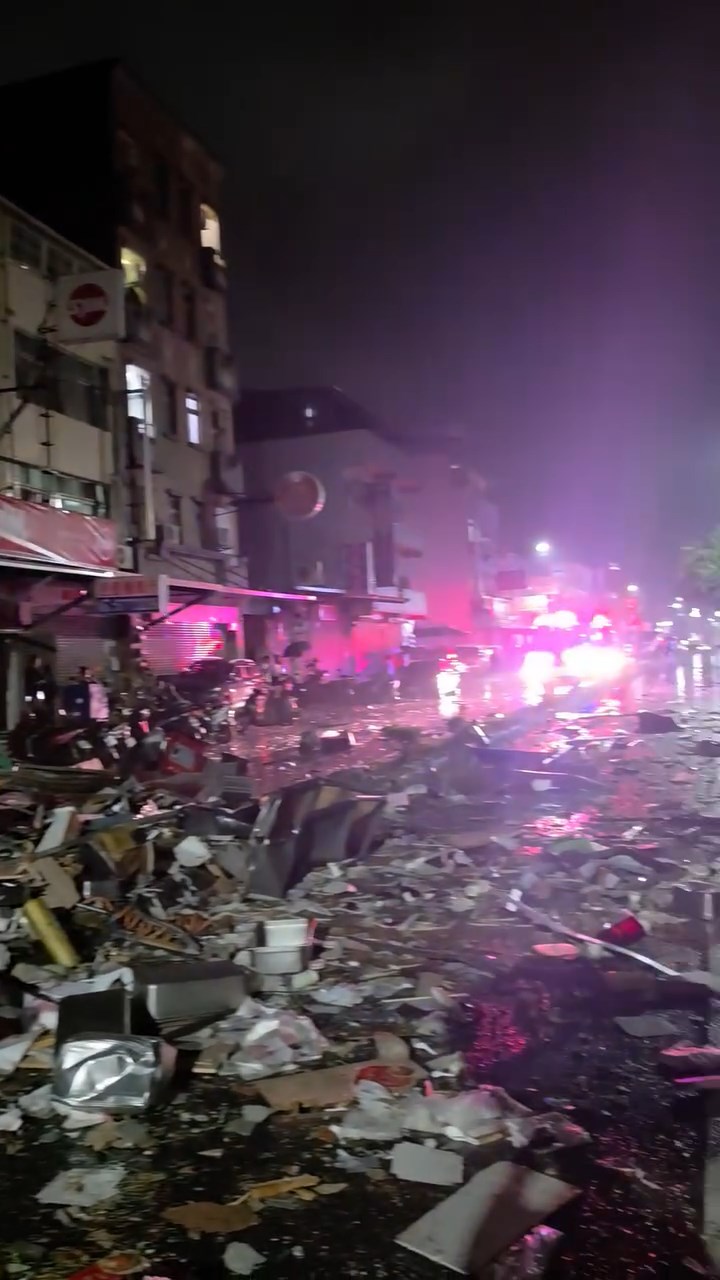 新竹便當店爆炸，威力強大至四周變成廢墟。facebook@郭朋鑫
