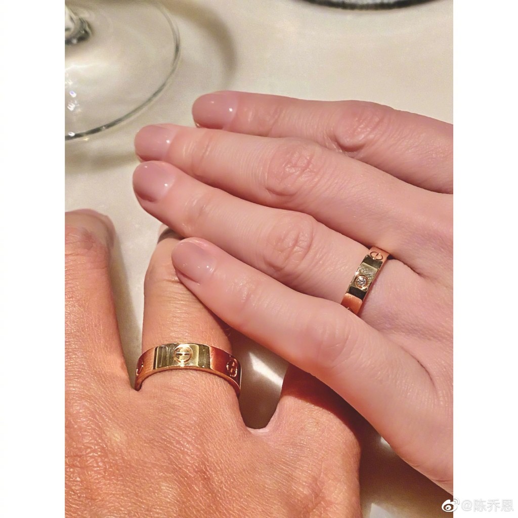 陳喬恩上載一張與老公仔Alan手上一起戴着婚戒的照片。