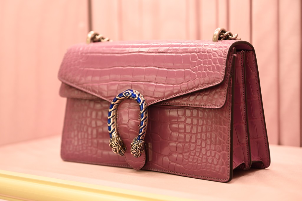 深粉紅色鱷魚皮配Gucci Dionysus扣飾手袋/$425,000。