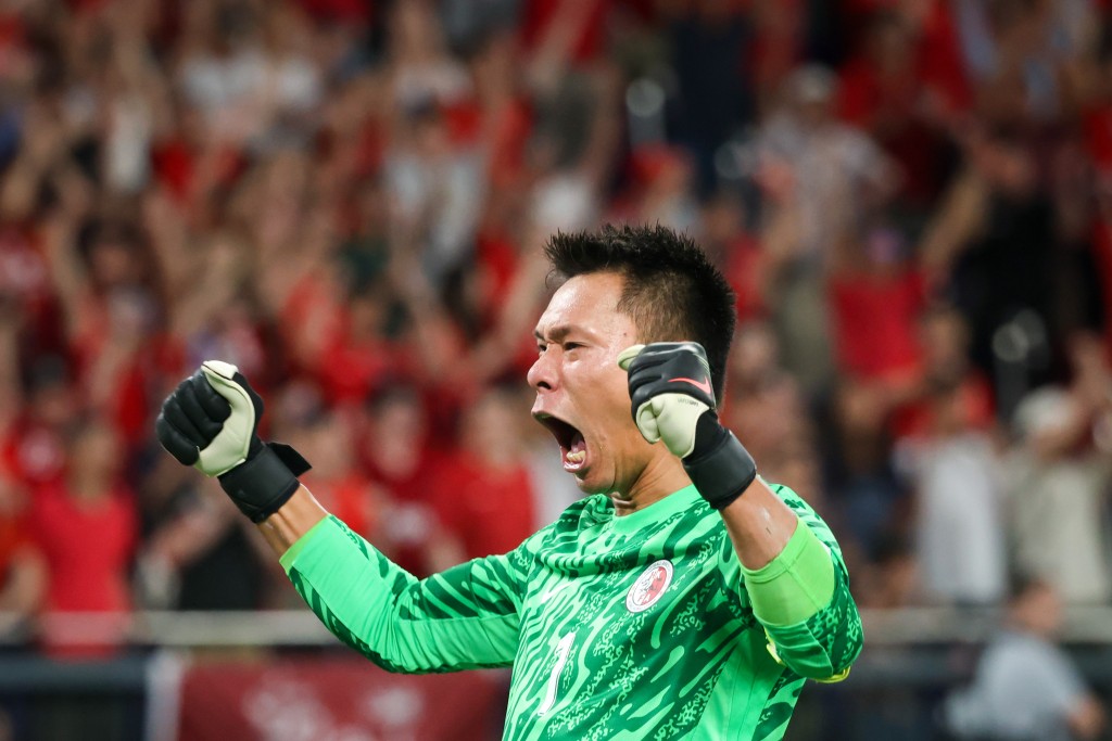 港隊戰勝印度,隊長葉鴻輝震臂高呼。 港隊戰勝印度,隊長葉鴻輝震臂高呼。