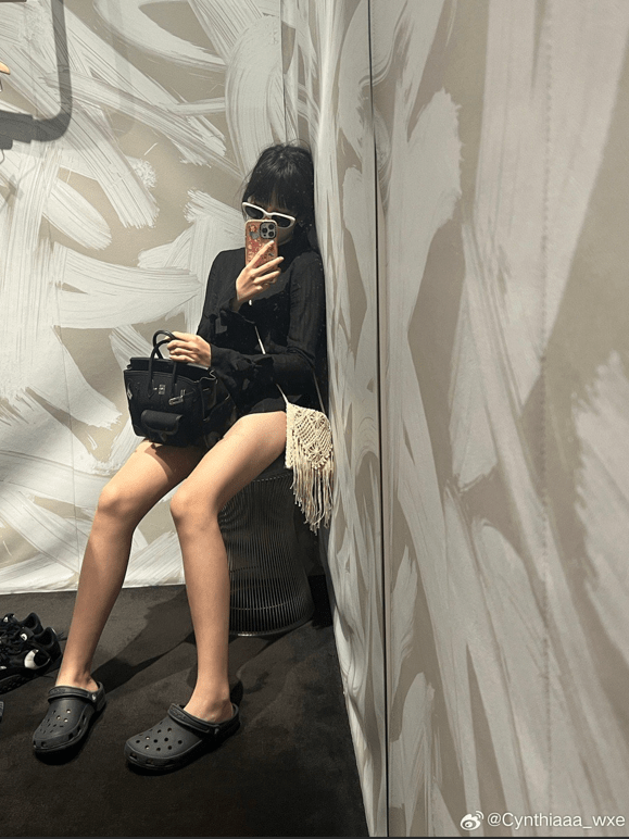 吳熙兒曾展示名牌袋，被指炫富。