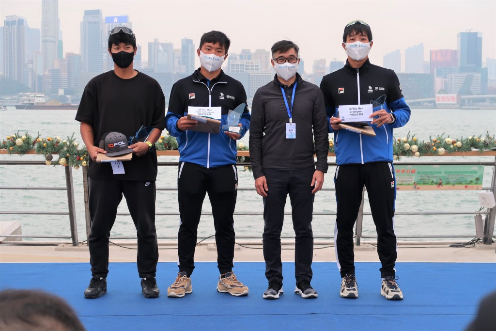 （右起）iQFoil亚洲赛男子组冠军郑清然、嘉宾郑青云、亚军欧令扬及季军李泰勋。陆永鸿摄