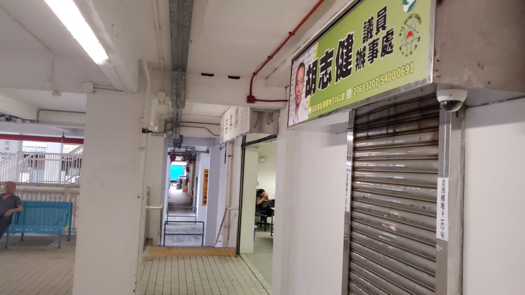胡志健的議員辦事處門口的閉路電視拍攝到該名男子的行蹤。