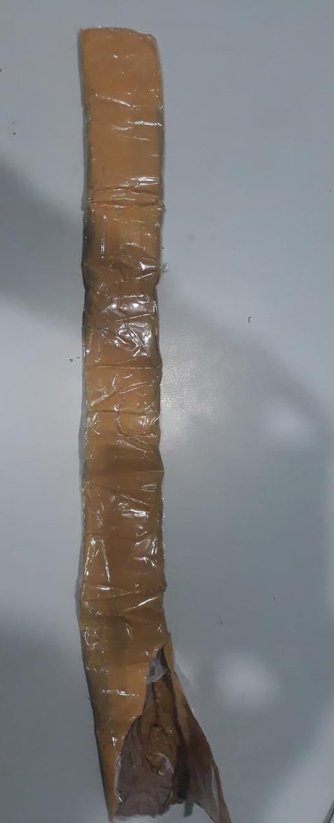 這名男子身上帶有深黃色糊狀物質,他用膠帶把包裹綁在他的褲子內。(網圖)