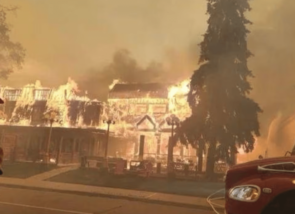 Jasper Park Lodge酒店被山火吞噬。網上圖片