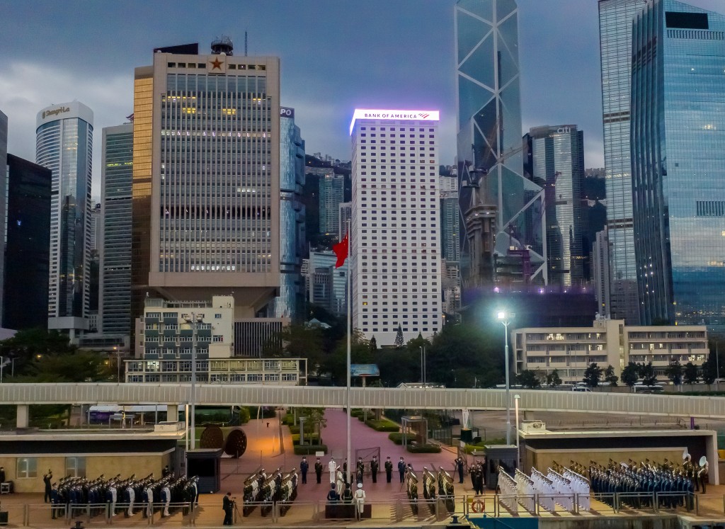 驻香港部队首次在中区军用码头举行升国旗仪式。图为五星红旗在维港上空高高飘扬。政府新闻处图片