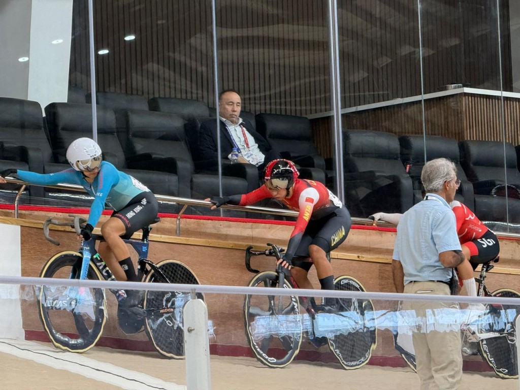 李思穎(藍衫)連續兩屆亞錦賽奪淘汰賽銀牌,令次如願轉換顏色。香港單車總會圖 李思穎(藍衫)連續兩屆亞錦賽奪淘汰賽銀牌,令次如願轉換顏色。香港單車總會圖