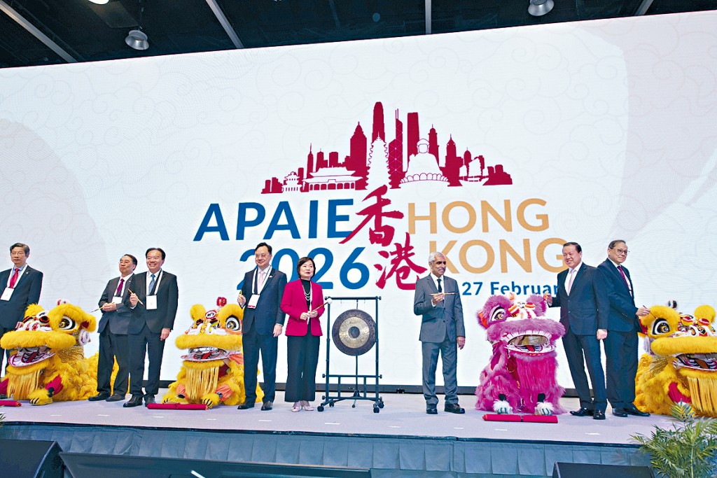 蔡若蓮局長聯同一眾嘉賓主持點睛儀式，象徵亞太教育協作的新里程。