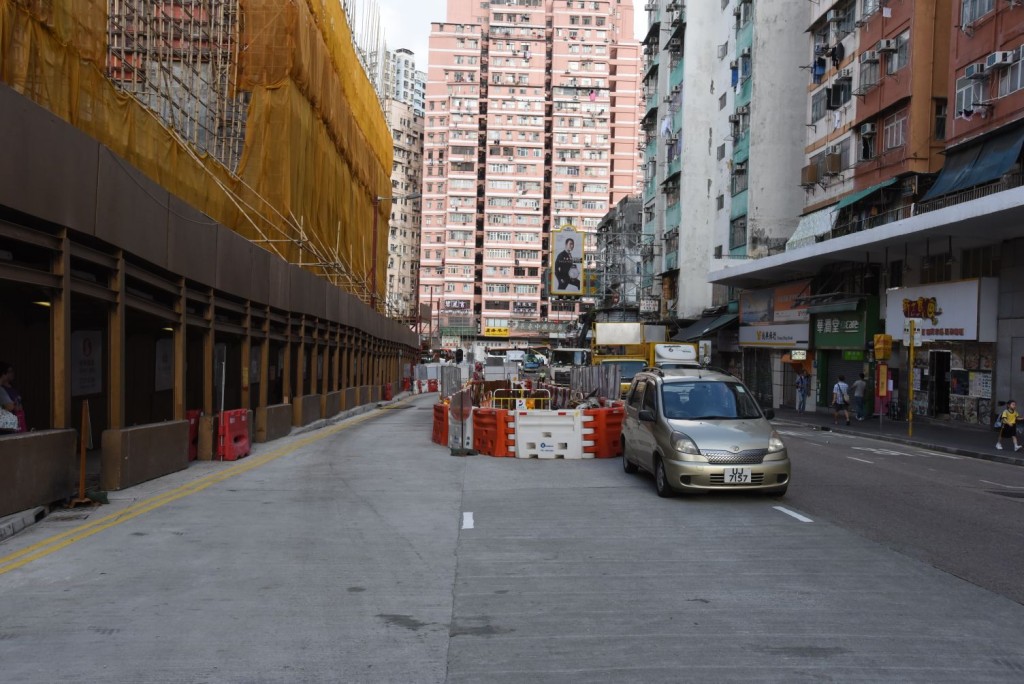 物華街路面下陷。