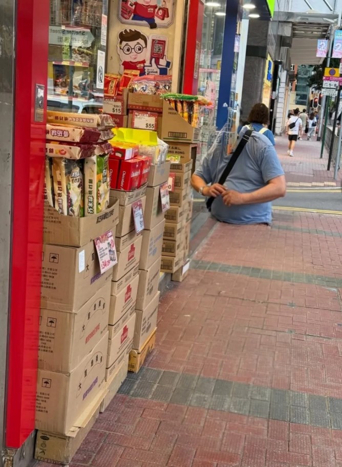 有網民於是一不做二不休,來個爆笑改 圖,指「橫掂都冇頭,不如整走埋對腳 啦」。 Threads截圖 有網民於是一不做二不休,來個爆笑改 圖,指「橫掂都冇頭,不如整走埋對腳 啦」。 Threads截圖