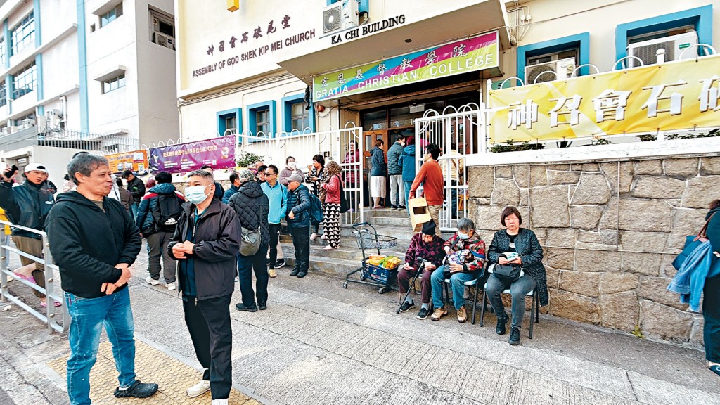 居民逃生後在附近教堂休息。