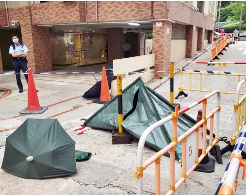 警方以帳篷遮蓋死者遺體。