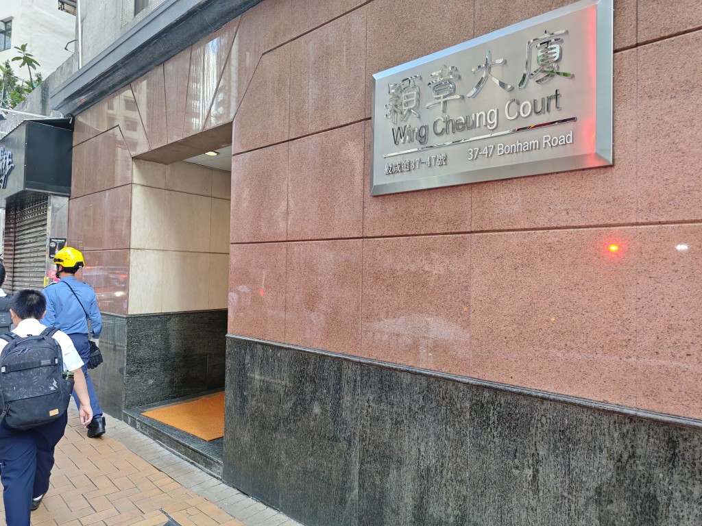 現場是穎章大廈。 現場是穎章大廈。