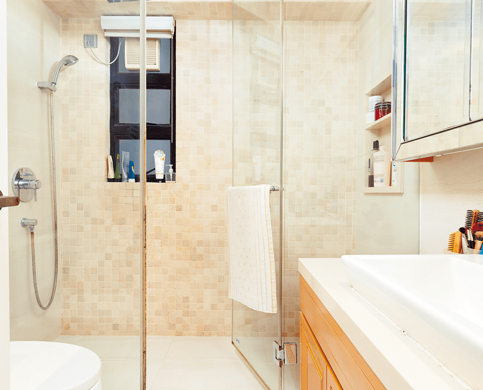 浴室設有玻璃分隔淋浴區，已備有淋浴設備。