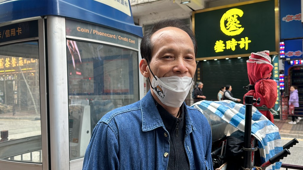烟民邝先生指自己吸烟数十年，对政府一旦加烟税表示「有钱咪食罗」。刘汉权摄