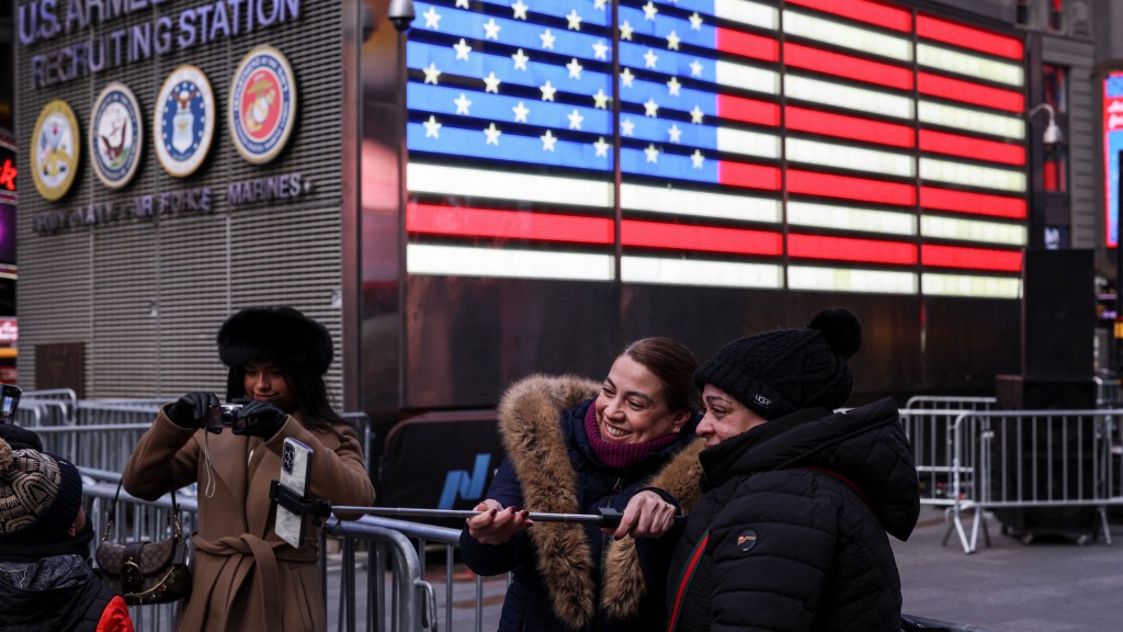 2025年末民眾在紐約街頭拍照。 路透社