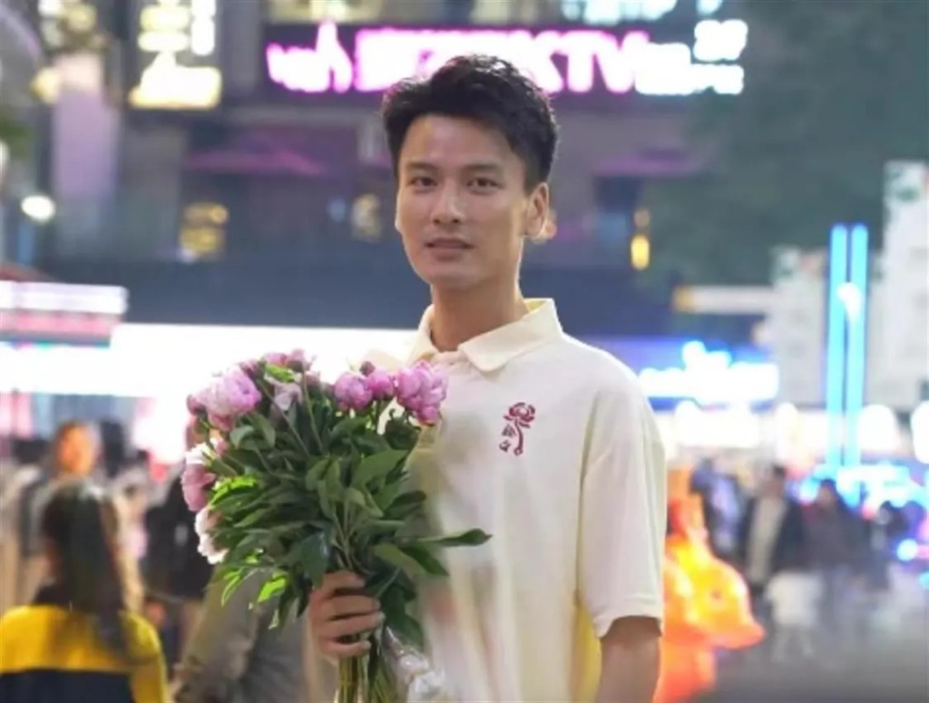 徐暢憑帥氣外形，直播帶貨芍藥花大受歡迎。墊江縣融媒體中心
