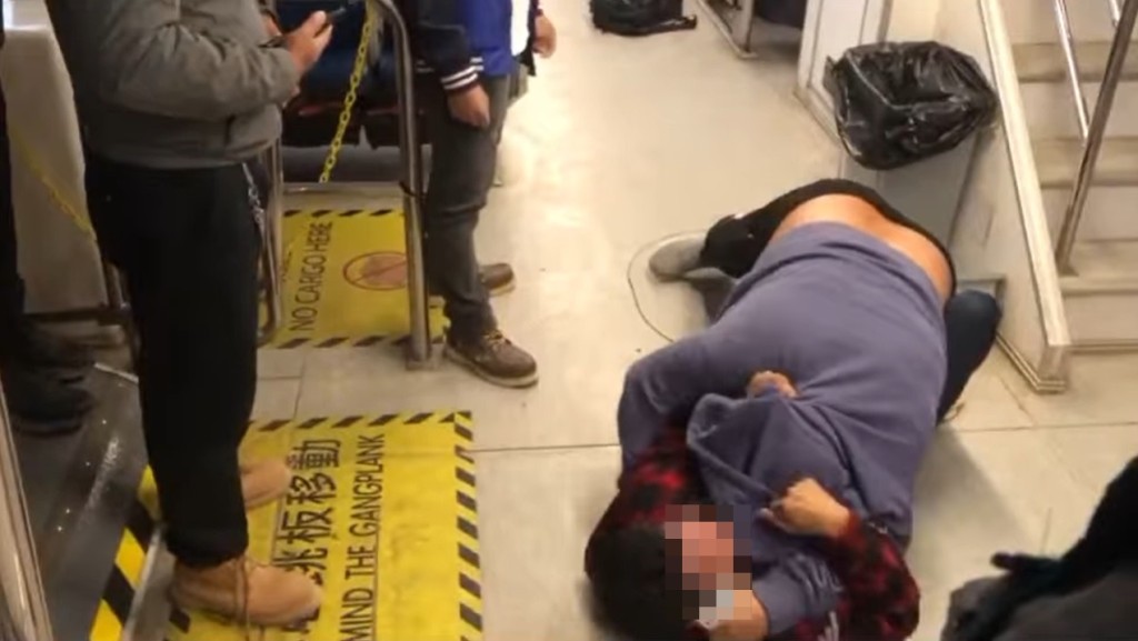一名男子被另一名男子壓倒在地。香港突發事故報料區FB圖片