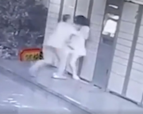 四川一名女子日前被一名醉酒男子強行猥褻。影片截圖