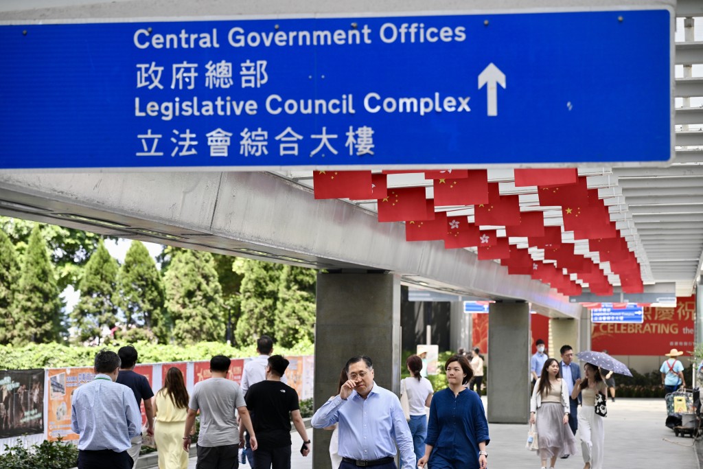 新一份《施政報告》提出將政府僱員恩恤假安排，擴展「家屬」的定義至涵蓋兄弟姊妹。劉駿軒攝